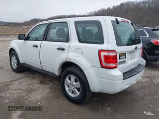 2010 Ford Escape XLS z VIN 1FMCU9C7XAKC89999, wystawiony jako IAAI lot #41506494 z przebiegiem 242 078 mil mil oraz . Historia ofert i sprzedaży dostępna na DreamBid. Obrazek 3.