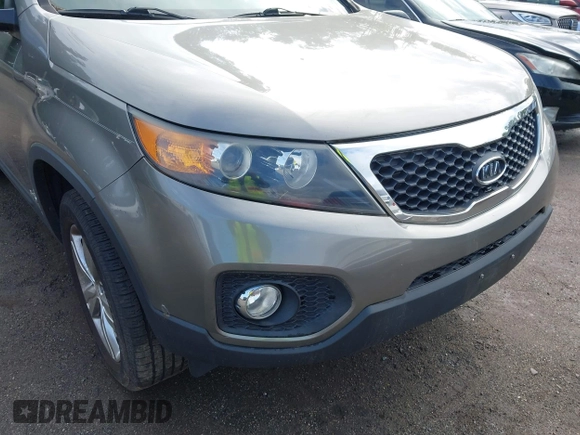 2013 Kia Sorento EX z VIN 5XYKUDA65DG413913, wystawiony jako IAAI lot #42256920 z przebiegiem 115 829 mil mil oraz . Historia ofert i sprzedaży dostępna na DreamBid. Obrazek 6.