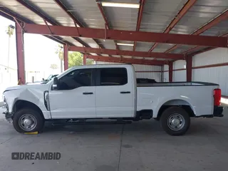 2024 Ford F-250 XL z VIN 1FT7W2AA4REF90588, wystawiony jako IAAI lot #42510225 z przebiegiem 925 mil mil oraz . Historia ofert i sprzedaży dostępna na DreamBid. Obrazek 14.