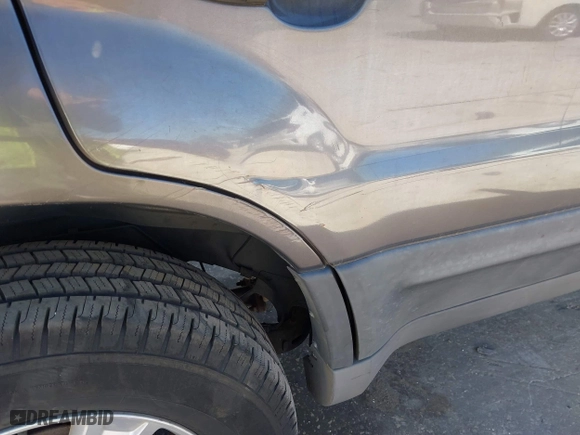 2005 Ford Escape XLT with VIN 1FMYU03175KD53760, listed as a IAAI auction lot 41755984 with 158,704 mi miles. Bid and sale history available at carsss.com. Image 6.