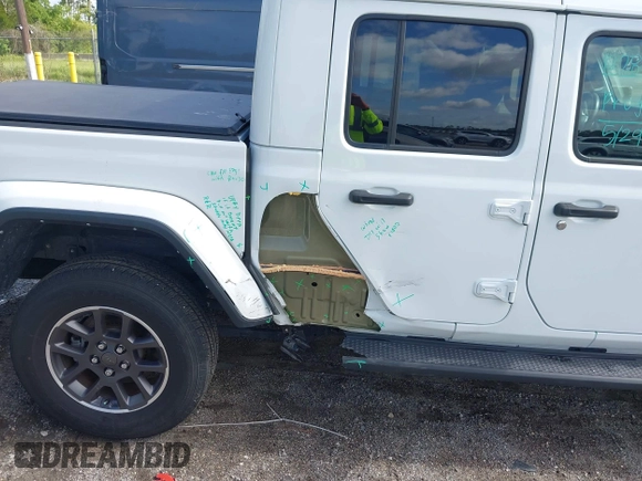 2021 Jeep Gladiator Overland z VIN 1C6HJTFG3ML584038, wystawiony jako IAAI lot #42634959 z przebiegiem 21 843 mil mil oraz . Historia ofert i sprzedaży dostępna na DreamBid. Obrazek 6.