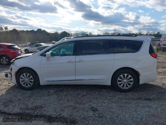 2017 Chrysler Pacifica Touring-L with VIN 2C4RC1BG6HR720659, listed as a IAAI auction lot 41421724 with NaN miles. Bid and sale history available at carsss.com. Image 13.
