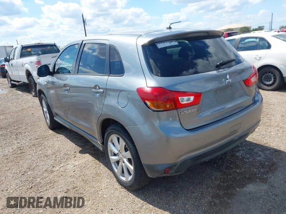 2015 Mitsubishi Outlander ES z VIN 4A4AP3AUXFE026547, wystawiony jako IAAI lot #42223662 z przebiegiem 155 990 mil mil oraz . Historia ofert i sprzedaży dostępna na DreamBid. Obrazek 3.