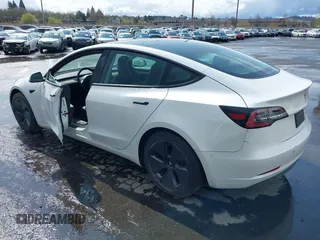 2021 Tesla Model 3 Standard Range Plus z VIN 5YJ3E1EA5MF977437, wystawiony jako IAAI lot #40297512 z przebiegiem 72 039 mil mil oraz . Historia ofert i sprzedaży dostępna na DreamBid. Obrazek 3.