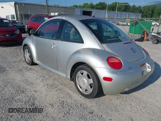 1998 Volkswagen Beetle с VIN 3VWBB61C3WM017876, выставлен на аукционе IAAI как лот 42418170 с пробегом Не указан миль и . История ставок и продаж доступна на DreamBid. Изображение 3.