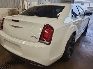 2020 Chrysler 300 S z VIN 2C3CCABGXLH103032, wystawiony jako IAAI lot #41970650 z przebiegiem 74 887 mil mil oraz . Historia ofert i sprzedaży dostępna na DreamBid. Obrazek 1.