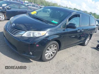 2015 Toyota Sienna Limited z VIN 5TDDK3DC9FS113212, wystawiony jako IAAI lot #42176943 z przebiegiem 136 426 mil mil oraz . Historia ofert i sprzedaży dostępna na DreamBid. Obrazek 2.