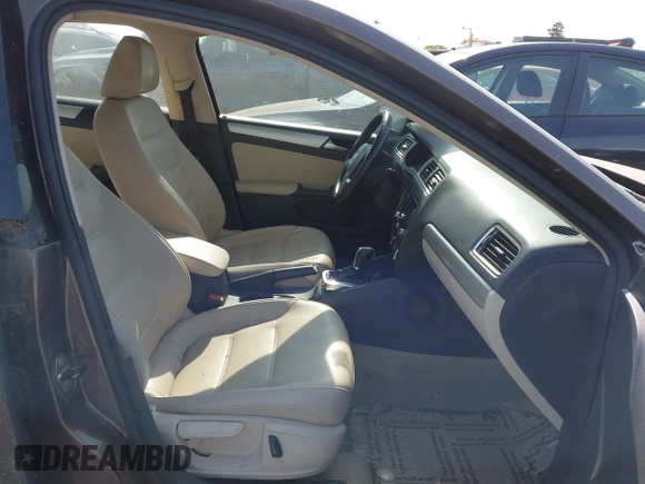 2014 Volkswagen Jetta SE with VIN 3VWD17AJ7EM385606, listed as a IAAI auction lot 42575046 with 86,889 mi miles and . Bid and sale history available at DreamBid. Image 5.