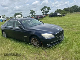 2012 BMW 7 Series 750Li xDrive z VIN WBAKC8C59CC437999, wystawiony jako Copart lot #59036005 z przebiegiem 145 420 mil mil oraz Tytuł czysty. Historia ofert i sprzedaży dostępna na DreamBid. Obrazek 1.