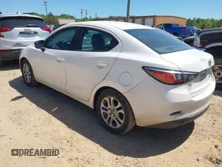 2017 Toyota Yaris z VIN 3MYDLBYV9HY183860, wystawiony jako IAAI lot #42060165 z przebiegiem 191 321 mil mil oraz . Historia ofert i sprzedaży dostępna na DreamBid. Obrazek 3.