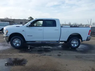2022 Ram 2500 Lone Star z VIN 3C6UR5DL4NG235715, wystawiony jako IAAI lot #41753908 z przebiegiem 24 578 mil mil oraz . Historia ofert i sprzedaży dostępna na DreamBid. Obrazek 14.