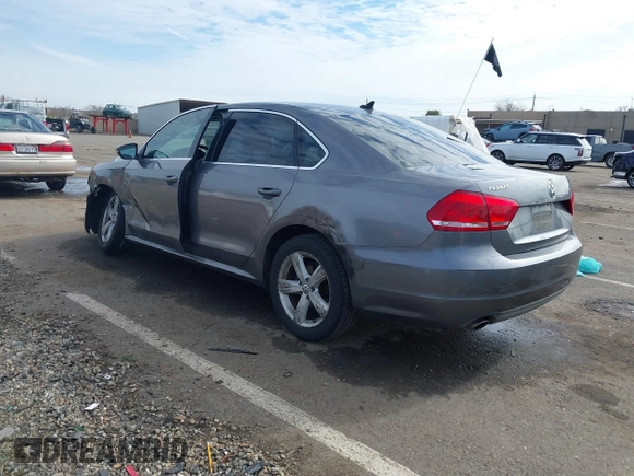 2012 Volkswagen Passat SE z VIN 1VWBP7A35CC024137, wystawiony jako IAAI lot #41572782 z przebiegiem 138 827 mil mil oraz . Historia ofert i sprzedaży dostępna na DreamBid. Obrazek 3.
