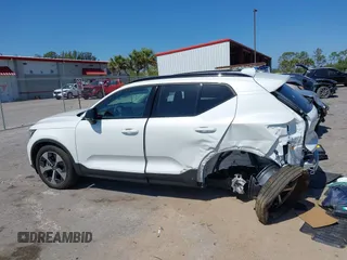 2025 Volvo XC40 Plus Dark Theme с VIN YV4L12UC2S2451557, выставлен на аукционе IAAI как лот 42136456 с пробегом 3 796 миль миль и . История ставок и продаж доступна на DreamBid. Изображение 14.