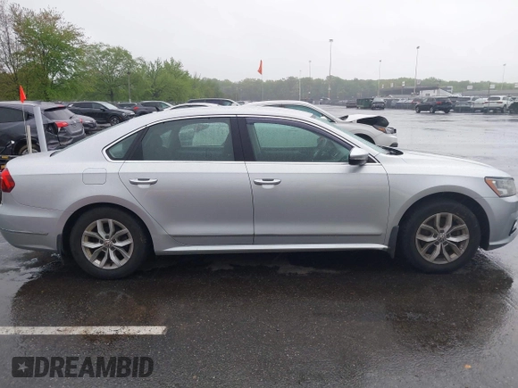 2017 Volkswagen Passat S z VIN 1VWAT7A38HC064419, wystawiony jako IAAI lot #42156027 z przebiegiem 81 062 mil mil oraz . Historia ofert i sprzedaży dostępna na DreamBid. Obrazek 13.