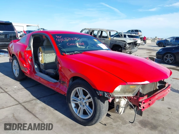 2011 Ford Mustang V6 z VIN 1ZVBP8AM2B5115755, wystawiony jako IAAI lot #41683472 z przebiegiem 183 219 mil mil oraz . Historia ofert i sprzedaży dostępna na DreamBid. Obrazek 1.