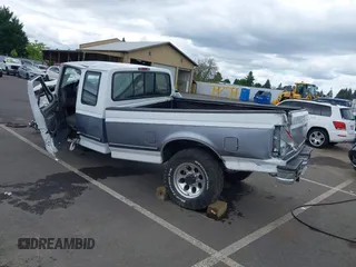 1996 Ford F-250 z VIN 1FTHX26F8TEB61614, wystawiony jako IAAI lot #42255763 z przebiegiem Nie podano mil oraz . Historia ofert i sprzedaży dostępna na DreamBid. Obrazek 3.